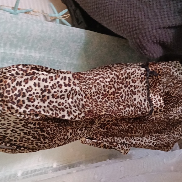 Leopard Silky Belted Robe🖤 - Picture 3 of 4